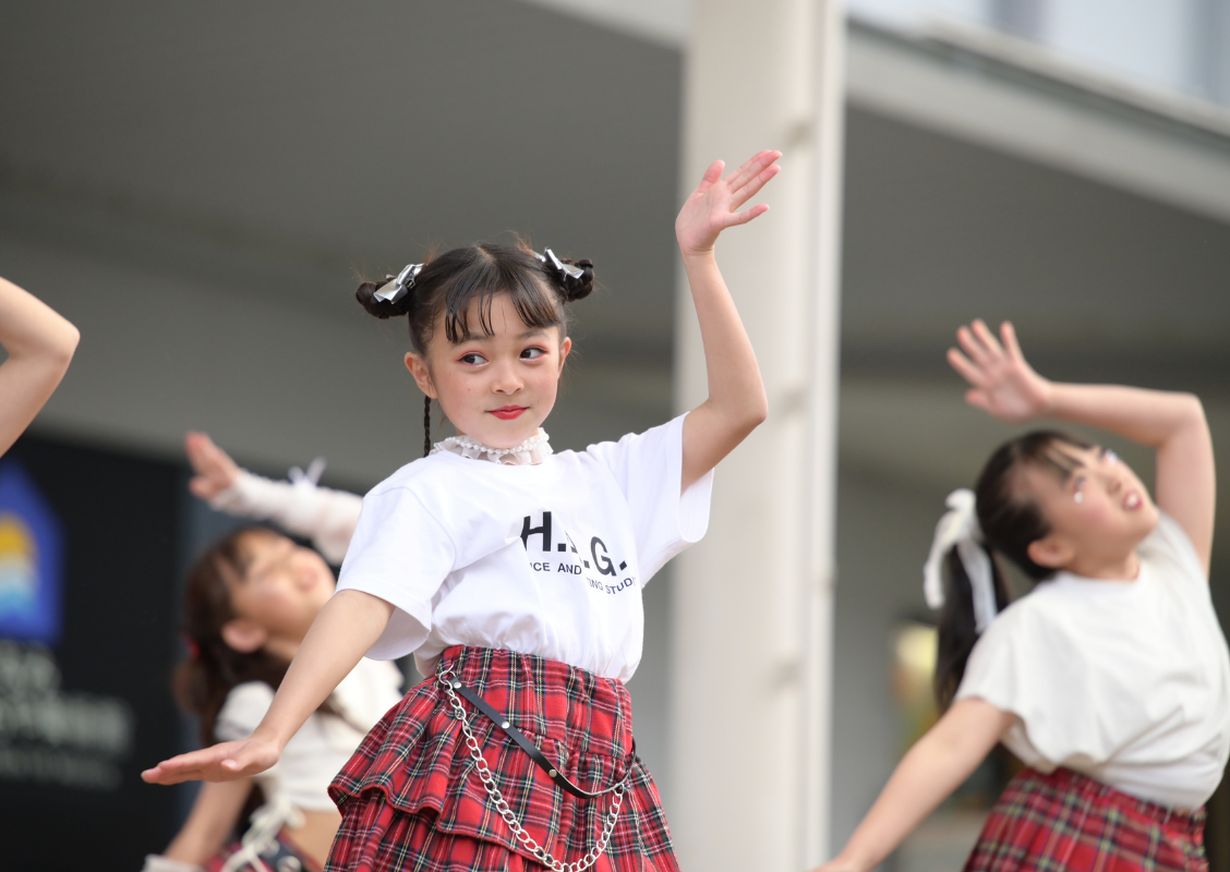 子どもたちが楽しくダンスをする様子