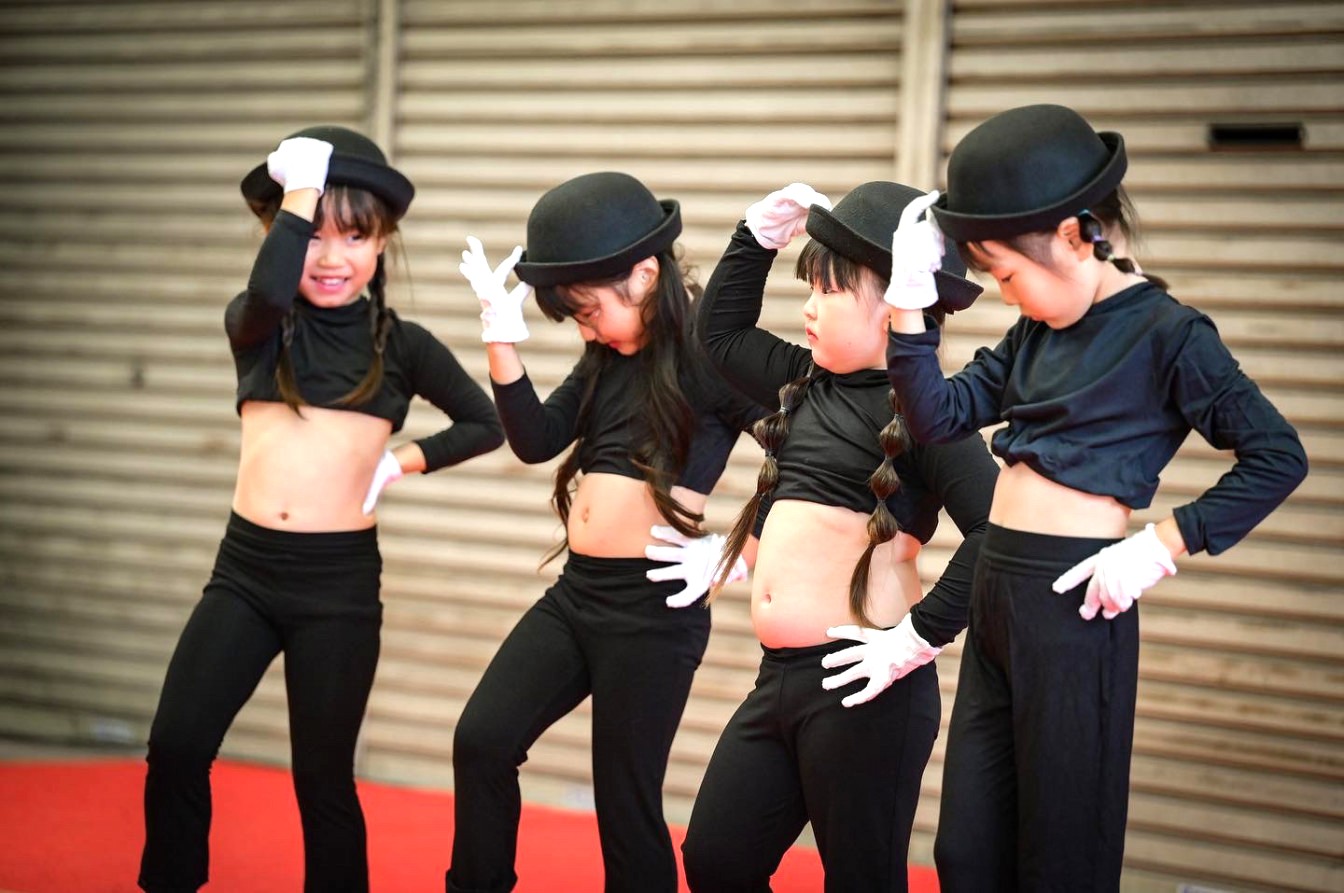 今治市内の地域イベントに出演する生徒たち