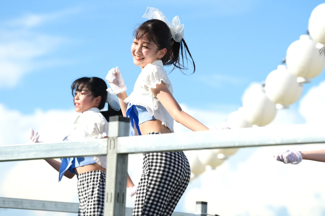 発表会で踊る生徒たち