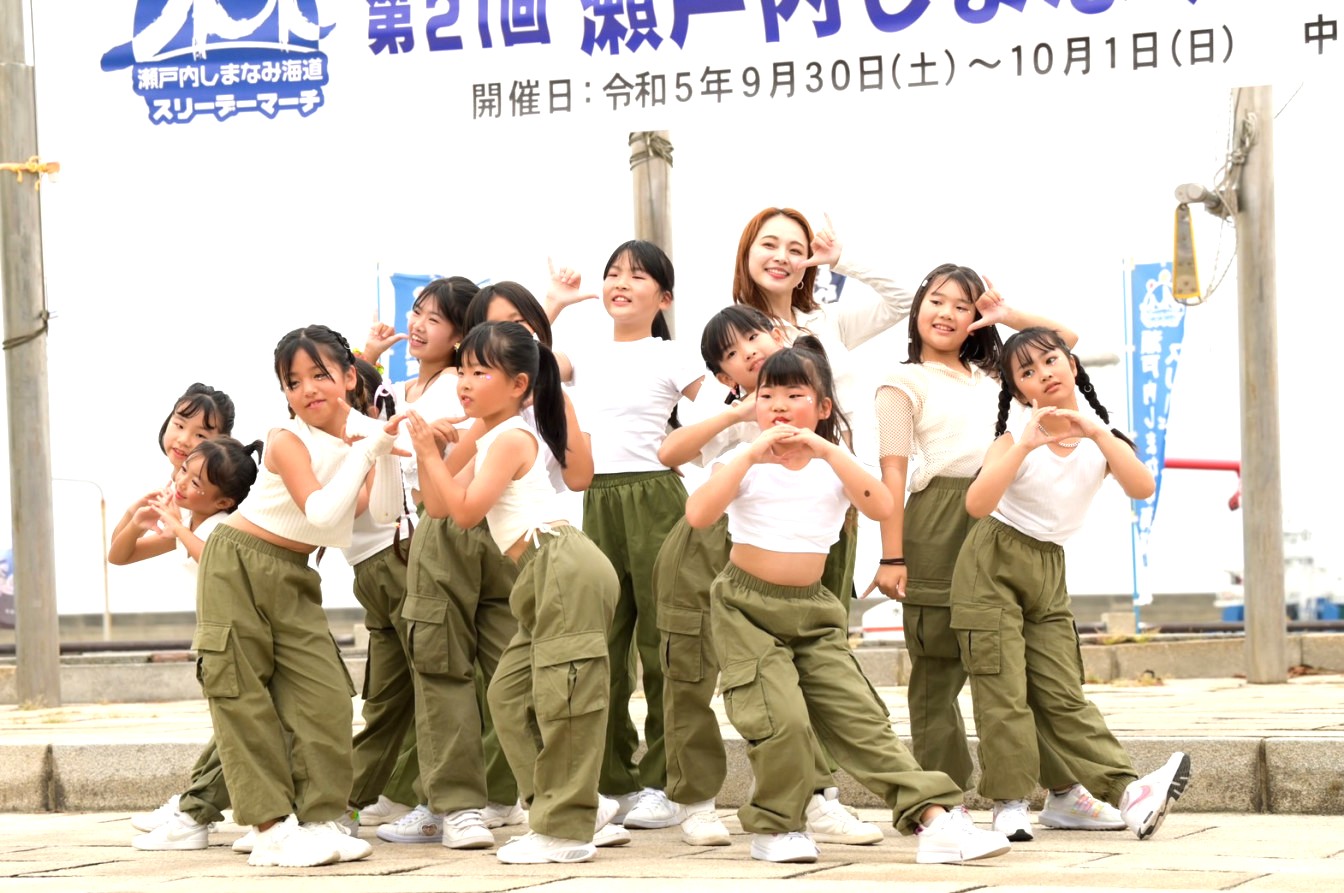 地域イベントで踊る生徒たち